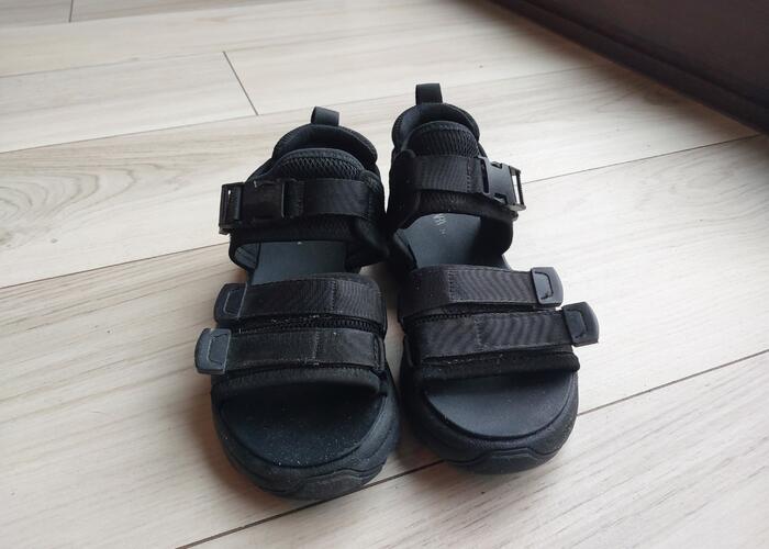 Grajewo ogłoszenia: Sprzedam czarne sandały dziecięce roz. 34 firmy ZARA. Buty są...