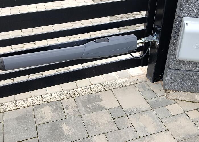 Grajewo ogłoszenia: Sprzedam roczny napęd do bramy dwuskrzydłowej firmy COME + piloty.