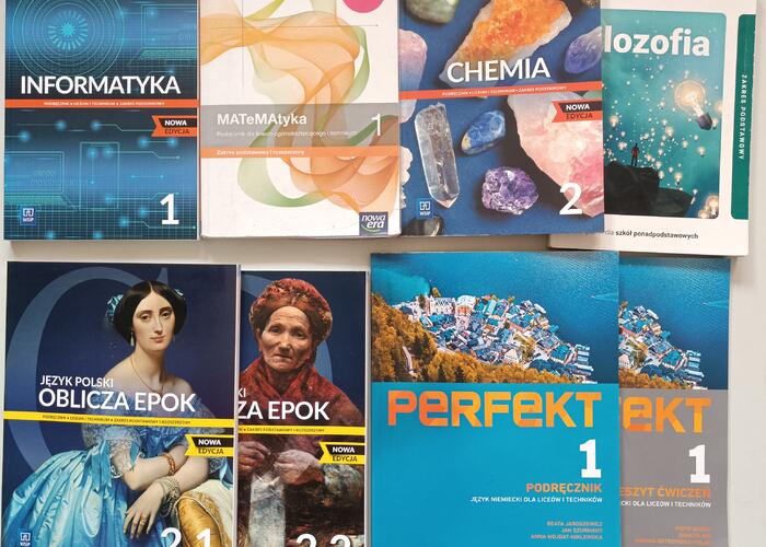 Grajewo ogłoszenia: Sprzedam podręczniki widoczne na zdjęciu do szkoły średniej.