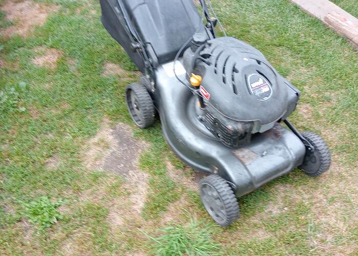 Grajewo ogłoszenia: Sprzedam w pełni sprawną kosiarkę z napędem.