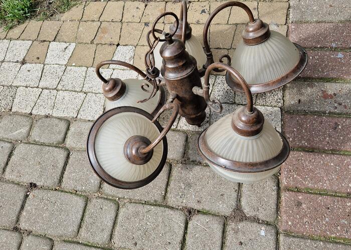 Grajewo ogłoszenia: Sprzedam żyrandol mosieżny 100zl 
Lampa stojąca mosieżna 70 zł