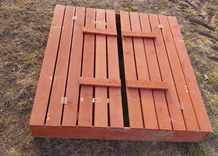 Grajewo ogłoszenia: Sprzedam duża zamykana piaskownice 120x120 z ławeczkami.