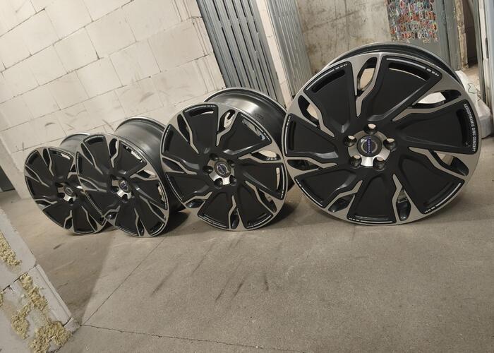 Grajewo ogłoszenia: Sprzedam alusy widoczne na zdjęciu od Volvo V40 R18 
Cena do...
