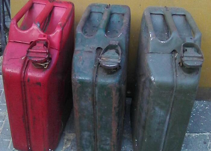 Grajewo ogłoszenia: sprzedam metalowe karnistry 20-litrowe sztuk3