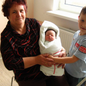 27. Patrycja – córka Beaty i Dariusza Misztal z Grajewa, na zdjęciu za babcią i bratem