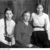 7. Krynica 1933r.(od lewej) Piłsudska Wanda, mama Aleksandra, Jadwiga.