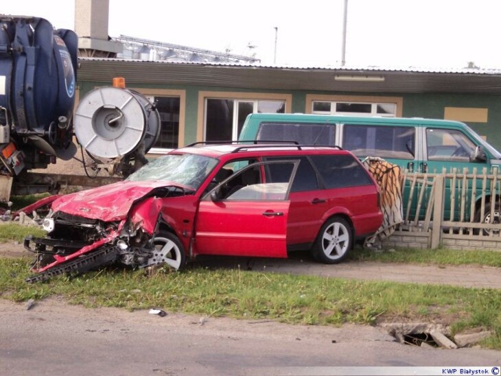 VW uderzył w ogrodzenie 