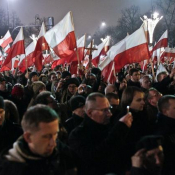 1. http://www.se.pl/wydarzenia/kraj/marsz-niepodleglosci-2012-zamieszki-to-kibole-stoja-za-atakami-na-policje-na-zywo-relacja-w-internec_290298.html