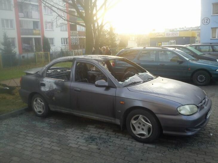 Spłonął samochód na parkingu 