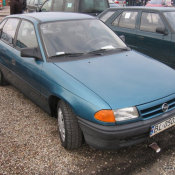 21. Opel Astra, 1993 r., 14. E - 2 700 zł 