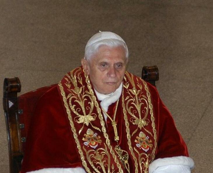 Papież Benedykt XVI abdykuje
