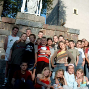 17. S. Waszkiewicz (pierwszy z lewej na górze) - podczas wakacyjnego wypoczynku dzieci z parfii MBNP