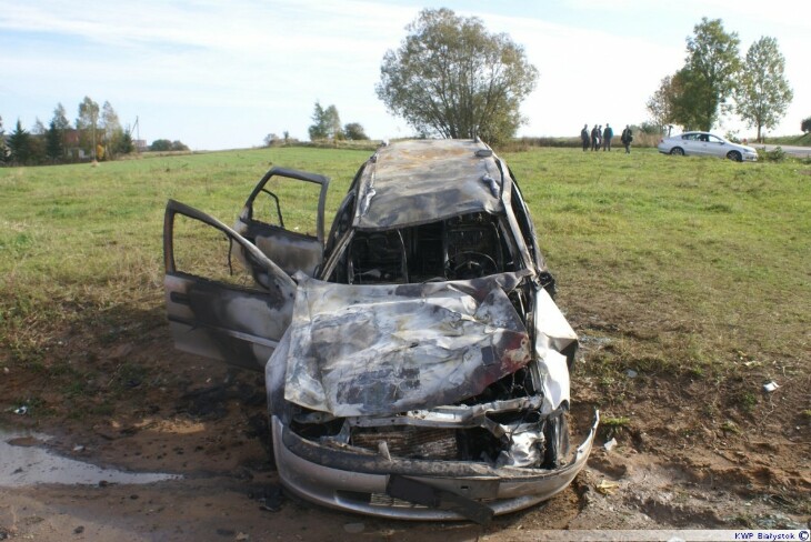 Opel dachował i spłonął