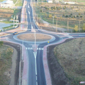 8. Przebudowany w 2011 r. ciąg komunikacyjny - ul. Wiórowa oraz dwa skrzyżowania o ruchu okrężnym ronda  