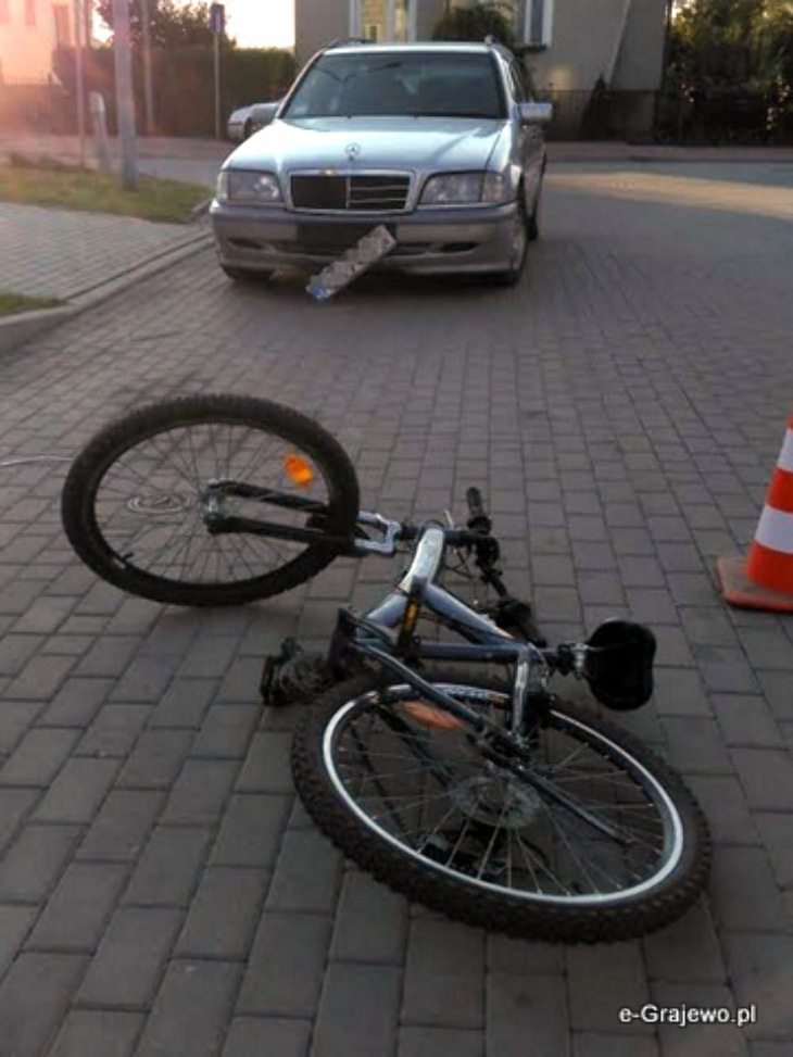 Mercedes potrącił rowerzystę