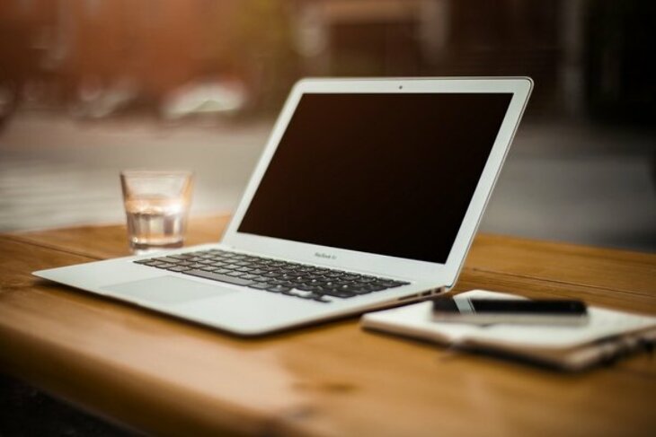 6 najważniejszych rzeczy, które musi mieć Twój stolik pod laptopa