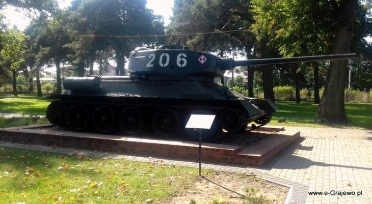 Odnowiony czołg w parku 