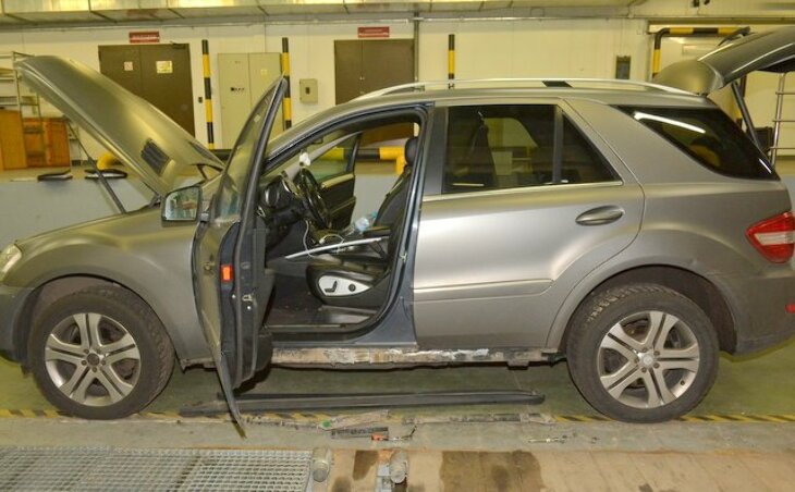 Haszysz ukryty w podłodze auta