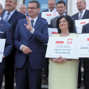 2. Premier Mateusz Morawiecki podczas uroczystości przekazania promes. Wysokie Mazowieckie, 2 lipca 2020 r. Fot.PAP/A.Reszko