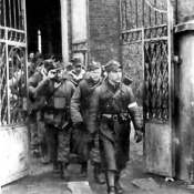 2. kompania szturmowa 3 Brygady Wileńskiej AK wychodzi z kościoła w Turgielach, na czele ppor. Romuald Rajs „Bury”