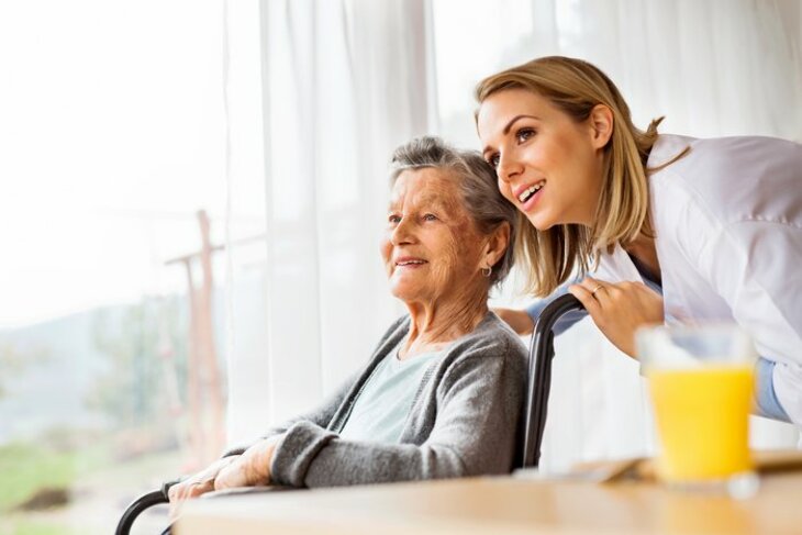 Opieka nad osobą starszą: jakie decyzje należy podjąć?
