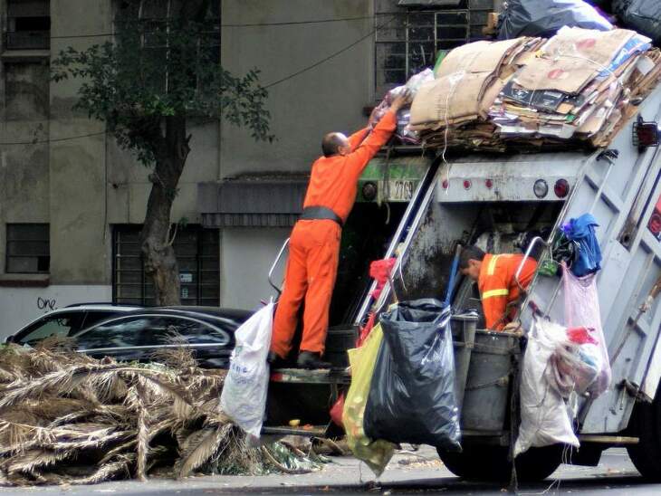 Co dzieje się z odpadami po odebraniu ich przez śmieciarkę?