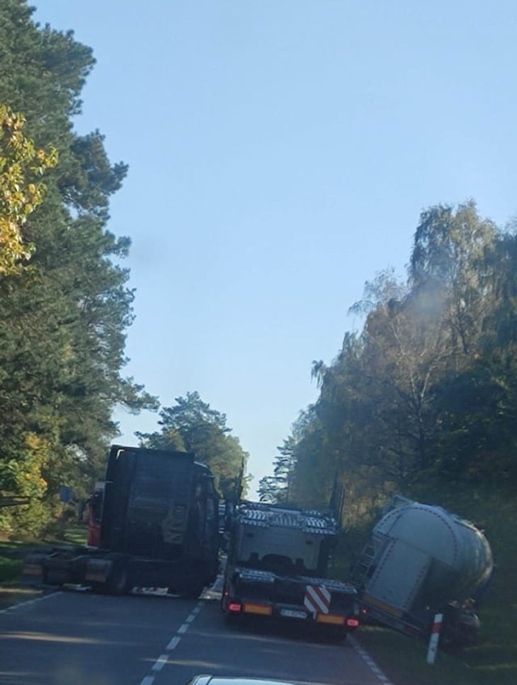 Zderzyły się dwie ciężarówki koło Moniek