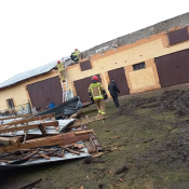 6.  wiatr zerwał dach z budynku gospodarczego w Szczuczynie. foto OSP Szczuczyn