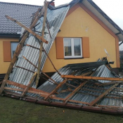 7.  wiatr zerwał dach z budynku gospodarczego w Szczuczynie. foto OSP Szczuczyn
