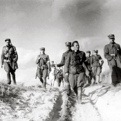 4. 05 Wileńska Brygada Armii Krajowej w marszu. Od lewej: rtm. Zygmunt Szendzielarz  "Łupaszka"
