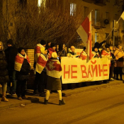 2. fot. Piotr Łozowik Kilkaset osób protestowało w sobotę przed białoruskim konsulatem w Białymstoku.