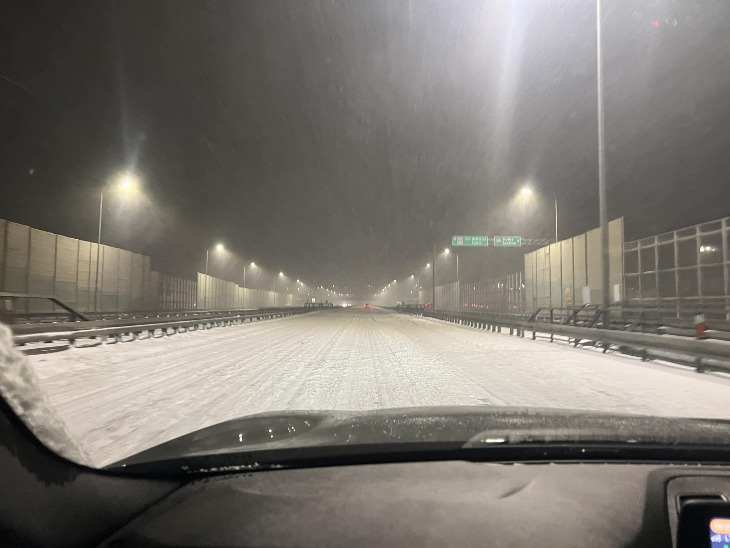 Opady śniegu, trudne warunki na drogach