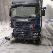 13.  samochód osobowy marki Skoda wpadł w poślizg i uderzył w prawidłowo jadący z naprzeciwka pojazd ciężarowy marki Scania