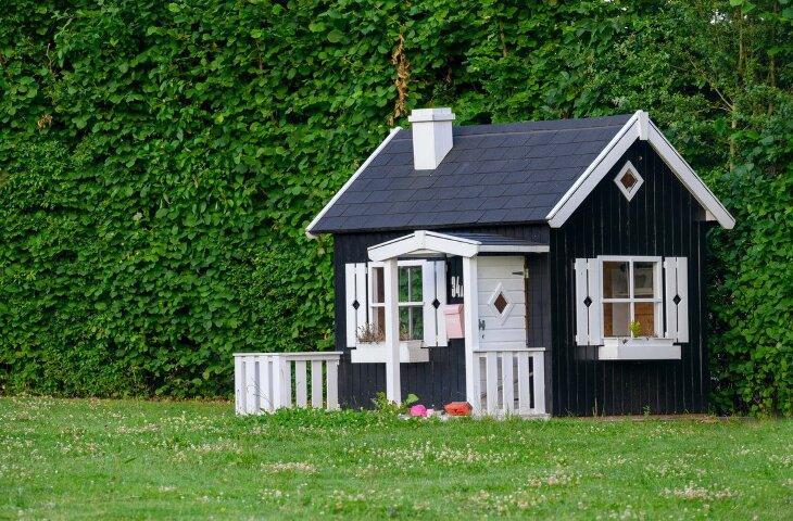 Jak zbudować domek drewniany dla dziecka w ogrodzie?