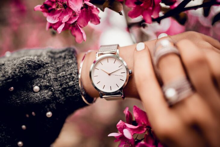 Najlepsze zegarki damskie - jak wybrać idealny czasomierz?