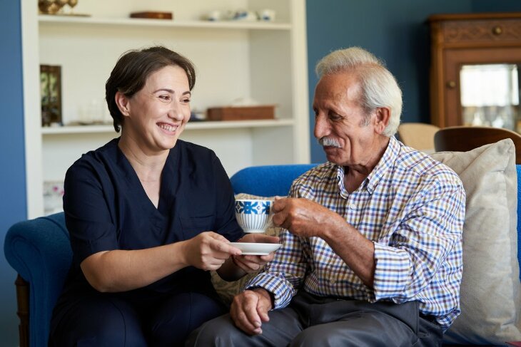 Jak znaleźć najlepszą opiekunkę dla osoby starszej? Poradnik dla rodzin seniorów