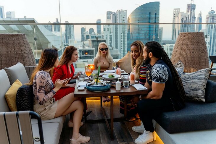 Romantyczna podróż kulinarna: Odkryj 5 najlepszych restauracji w Dubaju na niezapomnianą randkę