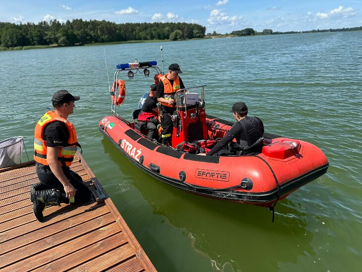 Ćwiczenia ratownicze nad jeziorem Rajgrodzkim