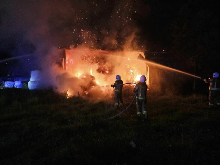 Zalesie. Pożar wiaty z belami