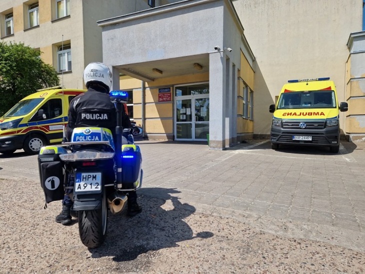 Policjanci eskortowali do szpitala ciężarną kobietę