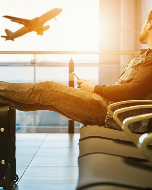 Jak przetrwać długą podróż samolotem?