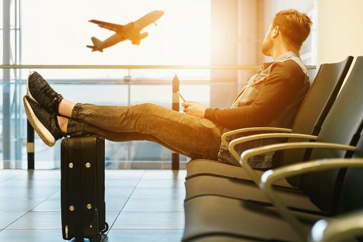 Jak przetrwać długą podróż samolotem?