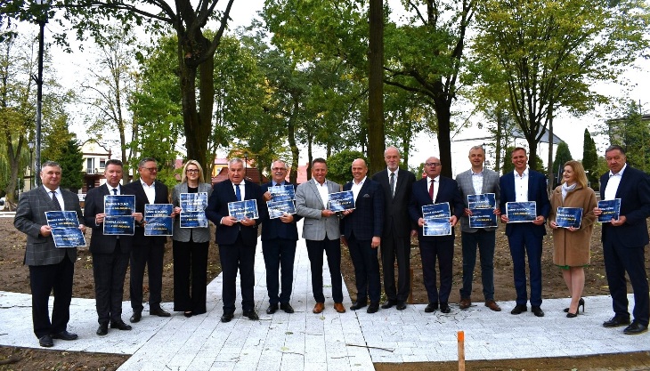 Powiat. Wręczanie symbolicznych czeków