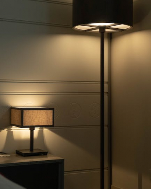 Lampa stojąca czy stołowa: klucz do idealnego oświetlenia wnętrza