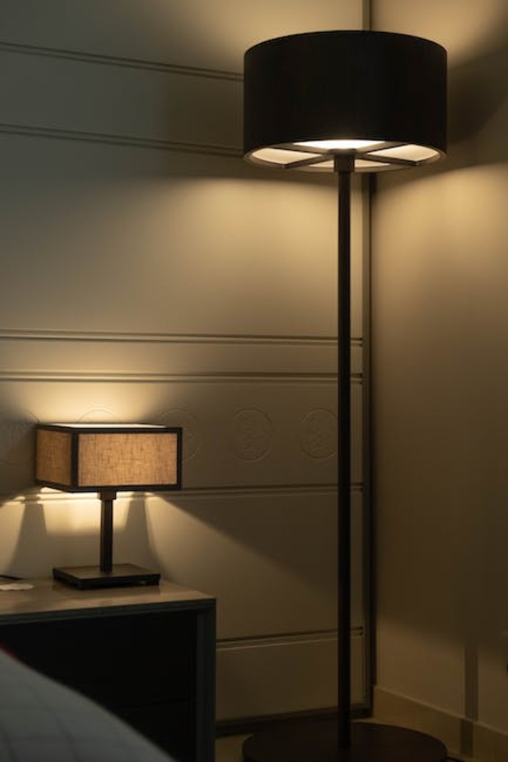Lampa stojąca czy stołowa: klucz do idealnego oświetlenia wnętrza