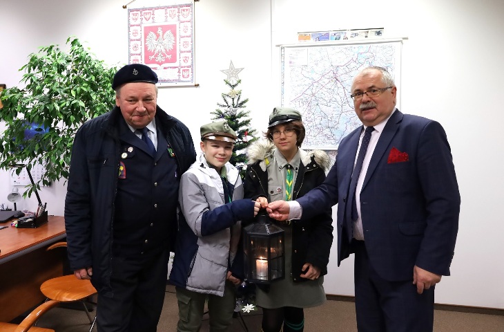Starosta otrzymał od harcerzy Betlejemskie Światełko Pokoju