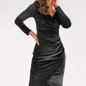 3. Sukienka Elena: Czarna elegancja