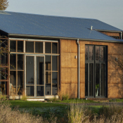 1. Flat House, Margent Farm, Wielka Brytania - dom z paneli drewniano-konopnych. Zdjęcie: Oskar Proctor/materiały prasowe Practice Architecture