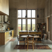 2. Flat House, Margent Farm, Wielka Brytania - wnętrze domu z paneli drewniano-konopnych. Zdjęcie: Oskar Proctor/materiały prasowe Practice Architecture