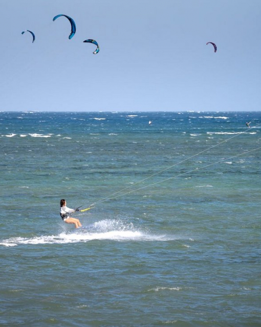 Pierwsze kroki w kitesurfingu: odkryj ekscytujący świat surfowania z latawcem
